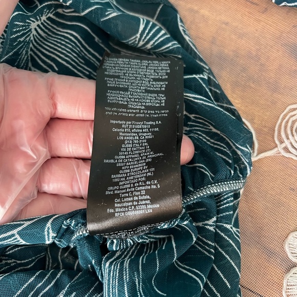 Guess sz L, green floral blouse with Ruching on the sides and the sleeves. - Picture 10 of 10